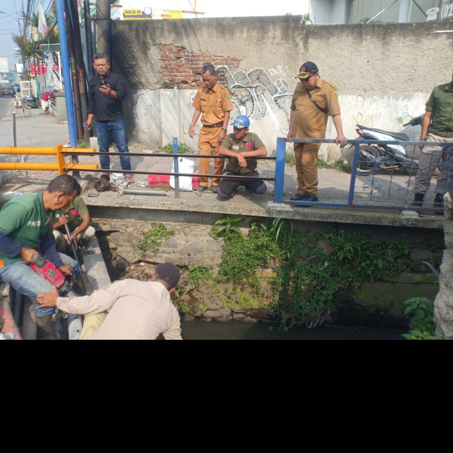 PEMBONGKARAN BESI DI SUNGAI CIKAHIYANGAN